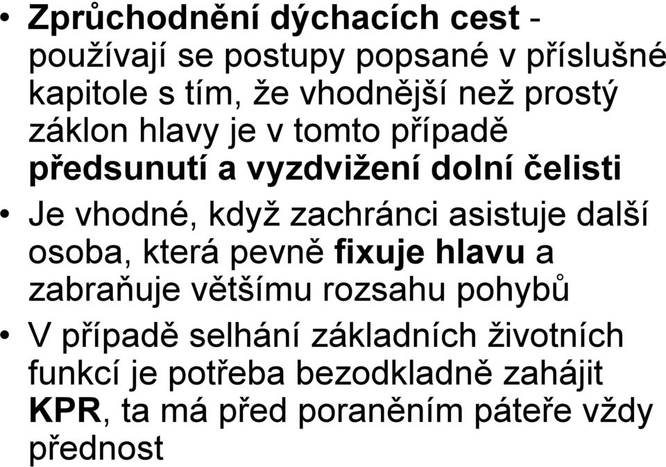 zachránci asistuje další osoba, která pevně fixuje hlavu a zabraňuje většímu rozsahu pohybů V případě