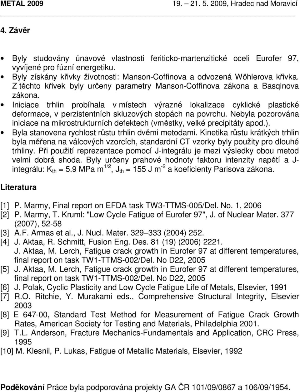 Iniciace trhlin probíhala v místech výrazné lokalizace cyklické plastické deformace, v perzistentních skluzových stopách na povrchu.