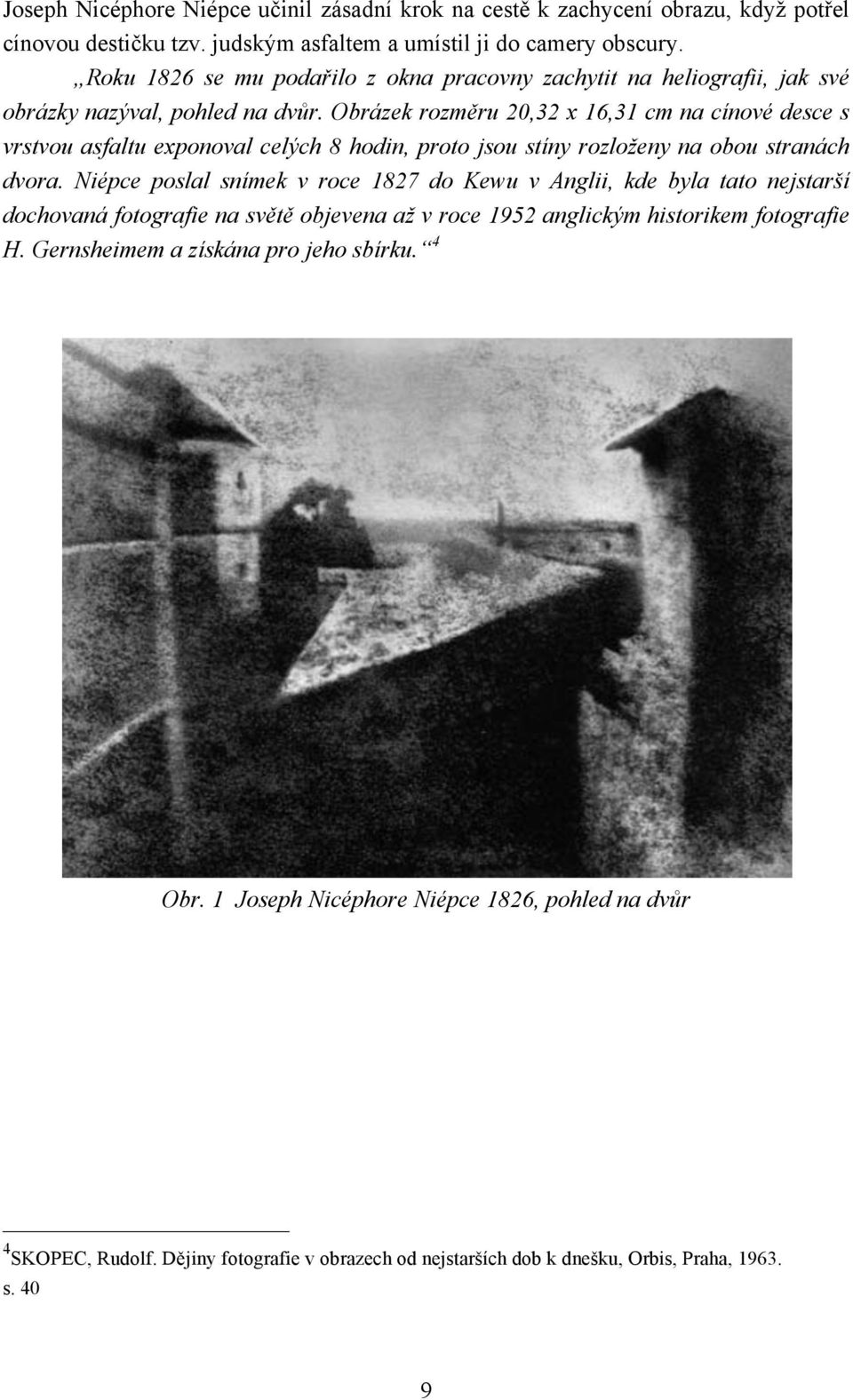 Obrázek rozměru 20,32 x 16,31 cm na cínové desce s vrstvou asfaltu exponoval celých 8 hodin, proto jsou stíny rozloženy na obou stranách dvora.