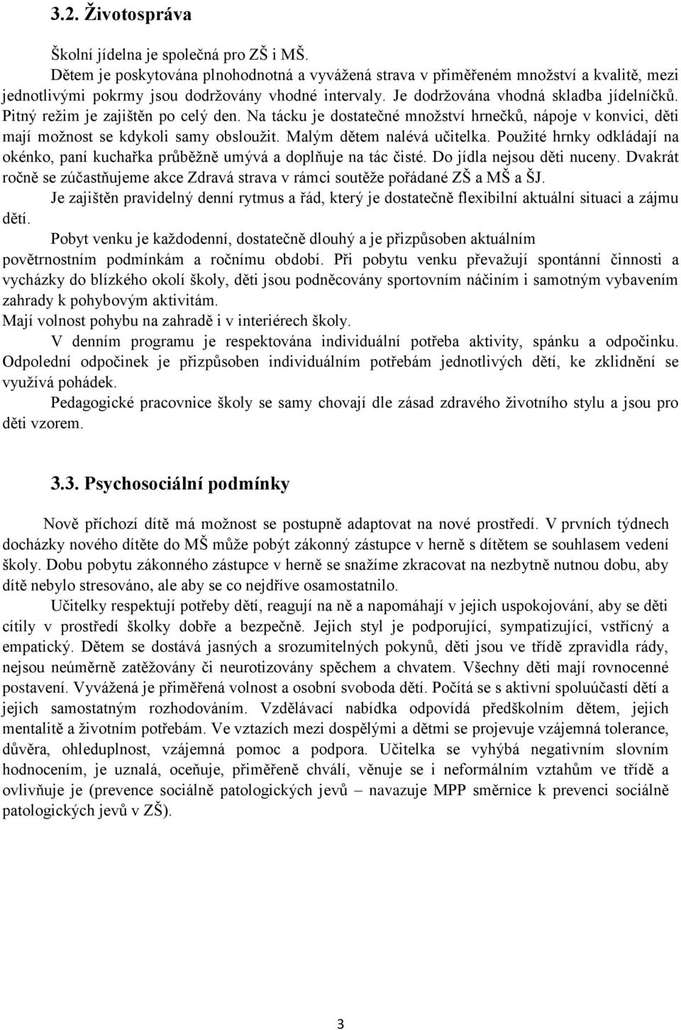 Pitný režim je zajištěn po celý den. Na tácku je dostatečné množství hrnečků, nápoje v konvici, děti mají možnost se kdykoli samy obsloužit. Malým dětem nalévá učitelka.