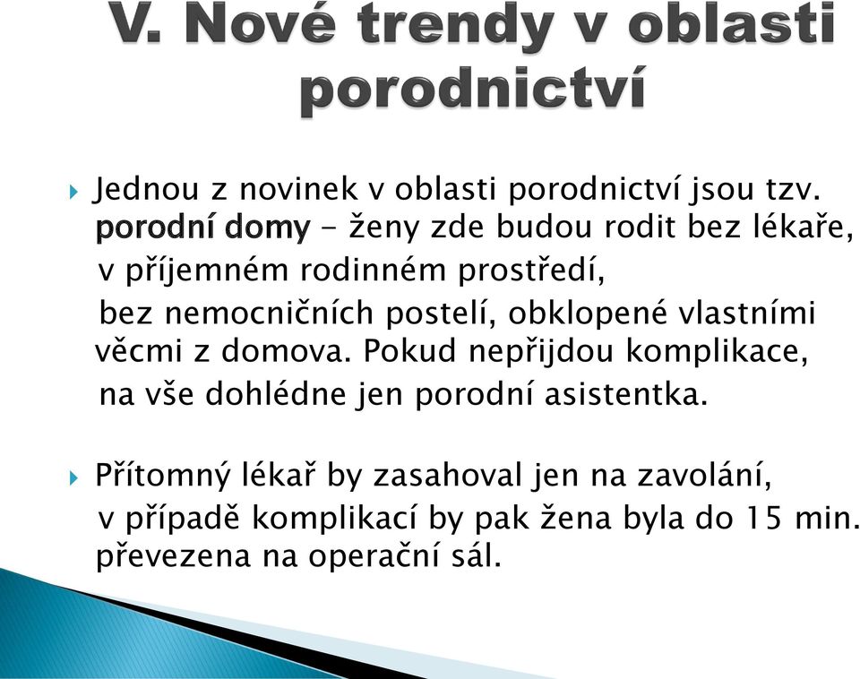 nemocničních postelí, obklopené vlastními věcmi z domova.