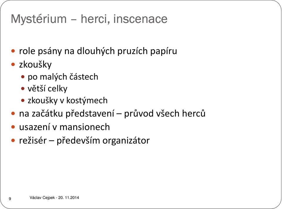 zkoušky v kostýmech na začátku představení průvod