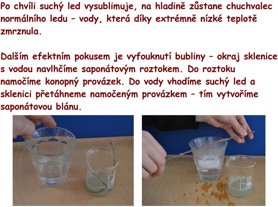 Dalším efektním pokusem je vyfouknutí bubliny okraj sklenice s vodou navlhčíme saponátovým