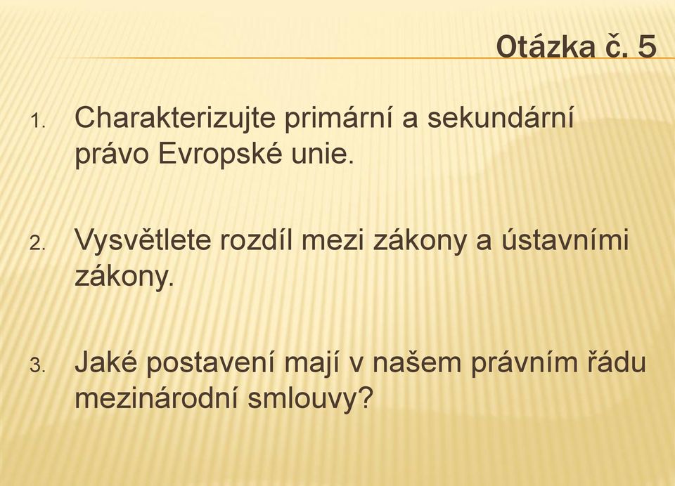 Vysvětlete rozdíl mezi zákony a ústavními