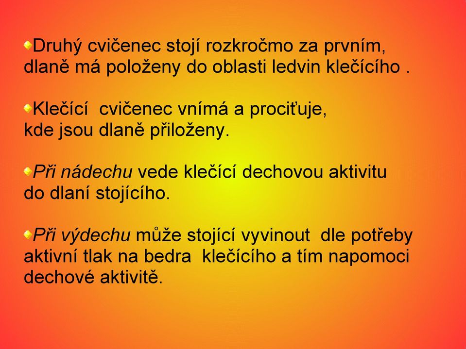 Při nádechu vede klečící dechovou aktivitu do dlaní stojícího.