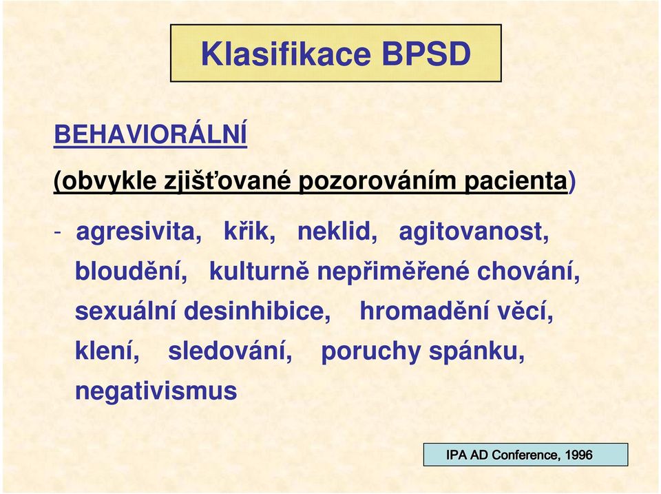 kulturně nepřiměřené chování, sexuální desinhibice, hromadění