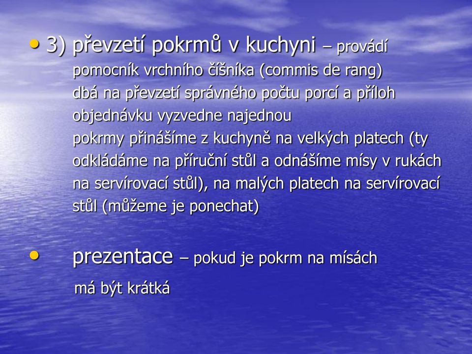 velkých platech (ty odkládáme na příruční stůl a odnášíme mísy v rukách na servírovací stůl), na