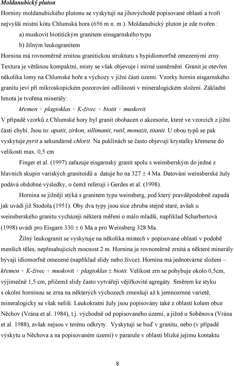 Textura je většinou kompaktní, místy se však objevuje i mírné usměrnění. Granit je otevřen několika lomy na Chlumské hoře a výchozy v jižní části území.