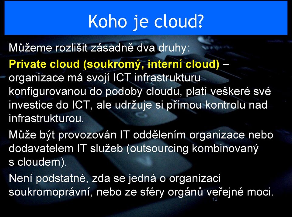 konfigurovanou do podoby cloudu, platí veškeré své investice do ICT, ale udržuje si přímou kontrolu nad