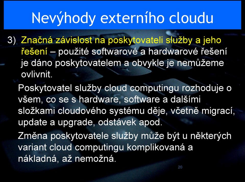 Poskytovatel služby cloud computingu rozhoduje o všem, co se s hardware, software a dalšími složkami cloudového