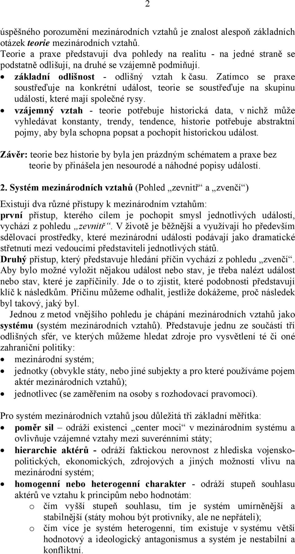 Zatímco se praxe soustřeďuje na konkrétní událost, teorie se soustřeďuje na skupinu událostí, které mají společné rysy.