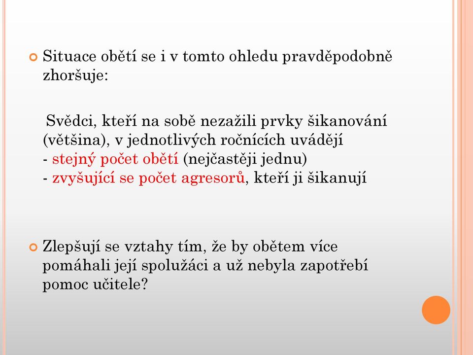 obětí (nejčastěji jednu) - zvyšující se počet agresorŧ, kteří ji šikanují Zlepšují se