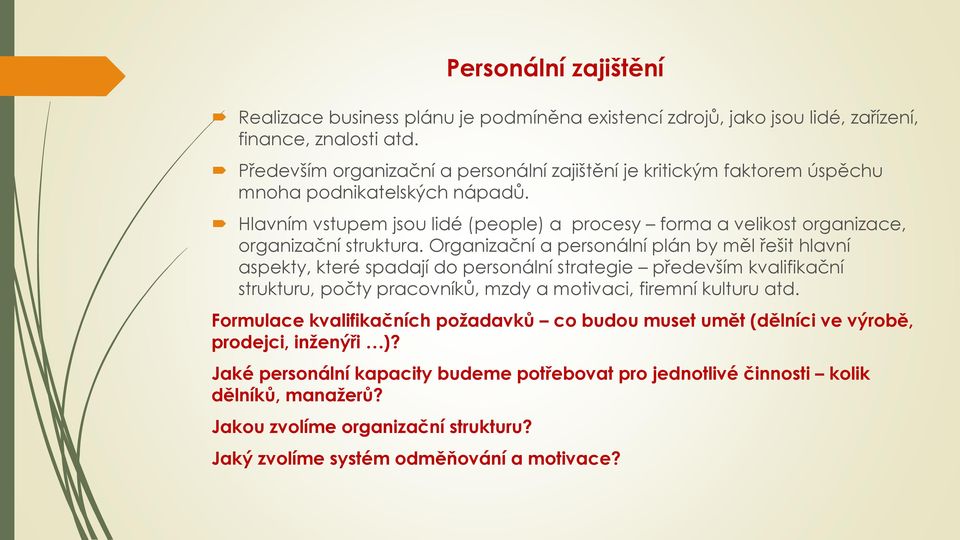 Hlavním vstupem jsou lidé (people) a procesy forma a velikost organizace, organizační struktura.