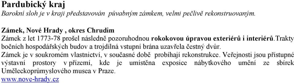 trakty bočních hospodářských budov a trojdílná vstupní brána uzavřela čestný dvůr.