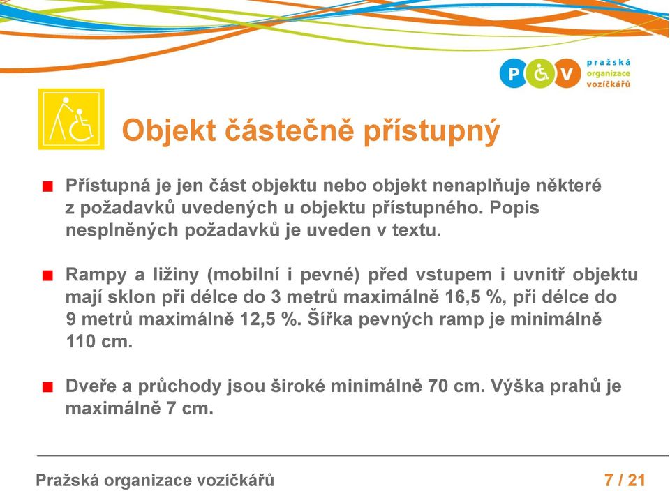 Rampy a ližiny (mobilní i pevné) před vstupem i uvnitř objektu mají sklon při délce do 3 metrů maximálně 16,5 %, při