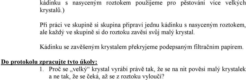 roztoku zavěsí svůj malý krystal. Kádinku se zavěšeným krystalem překryjeme podepsaným filtračním papírem.