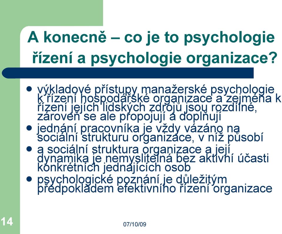 rozdílné, zároveň se ale propojují a doplňují jednání pracovníka je vždy vázáno na sociální strukturu organizace, v níž