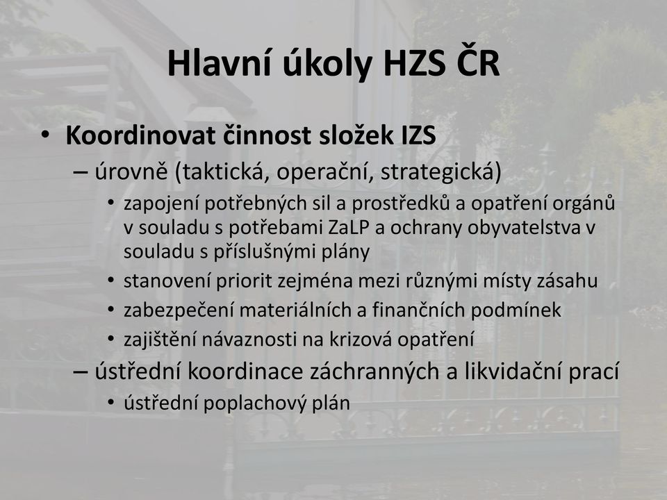 příslušnými plány stanovení priorit zejména mezi různými místy zásahu zabezpečení materiálních a finančních