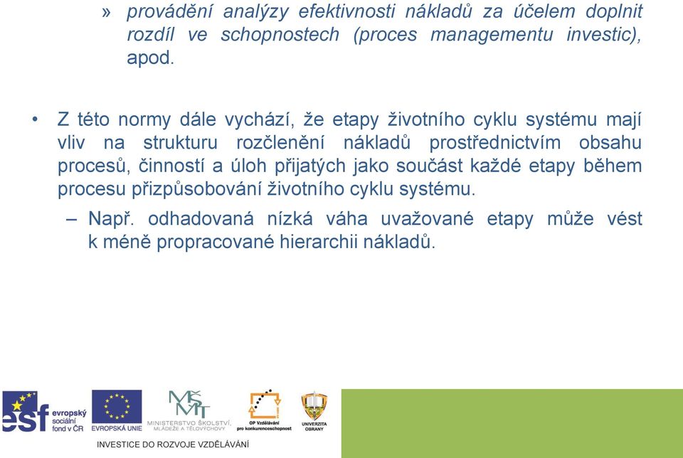 prostřednictvím obsahu procesů, činností a úloh přijatých jako součást každé etapy během procesu přizpůsobování