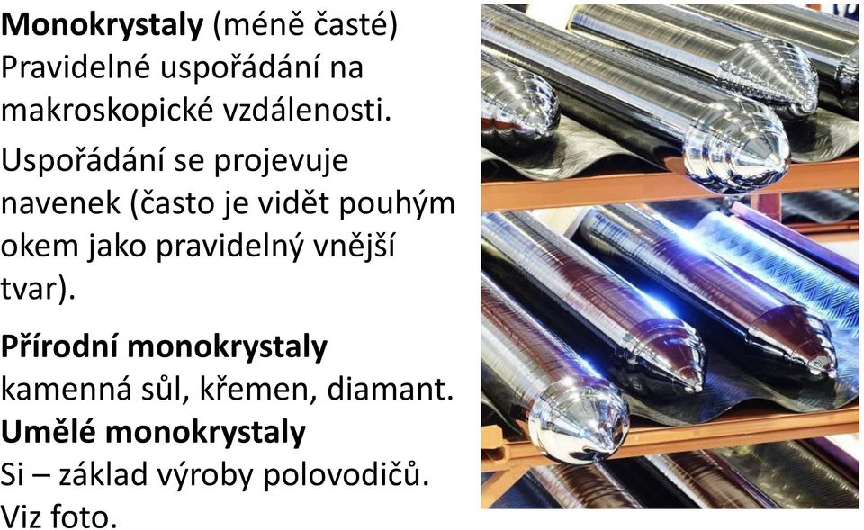 Uspořádání se projevuje navenek (často je vidět pouhým okem jako