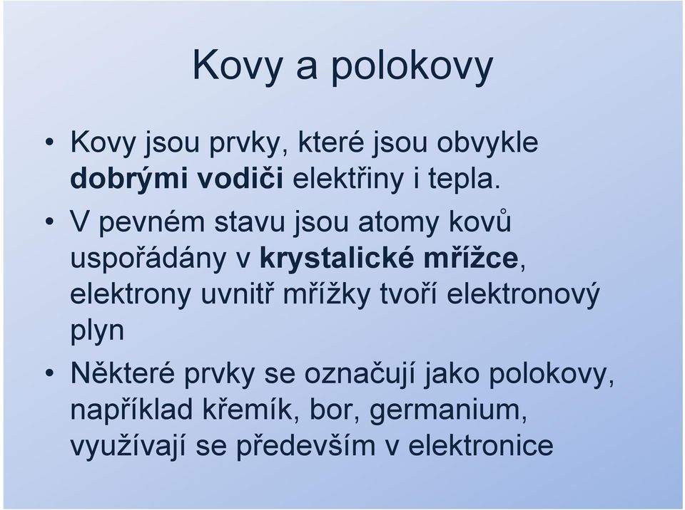 V pevném stavu jsou atomy kovů uspořádány v krystalické mřížce, elektrony