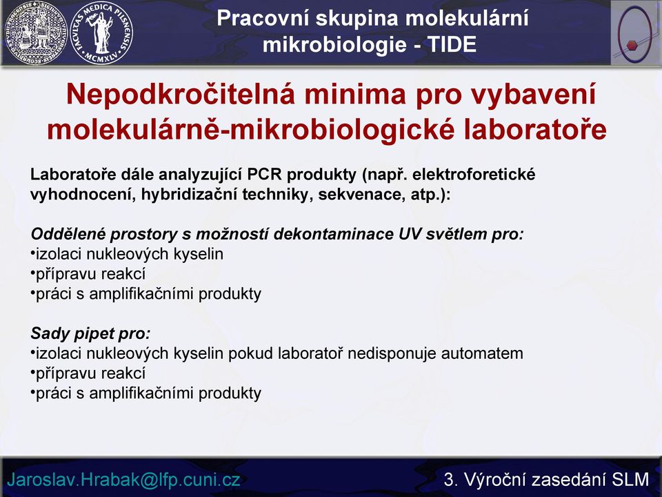 ): Oddělené prostory s možností dekontaminace UV světlem pro: izolaci nukleových kyselin přípravu reakcí práci s