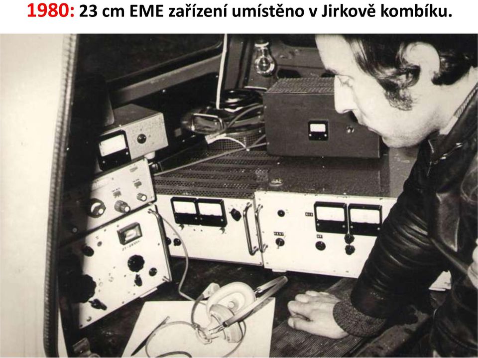 umístěno v