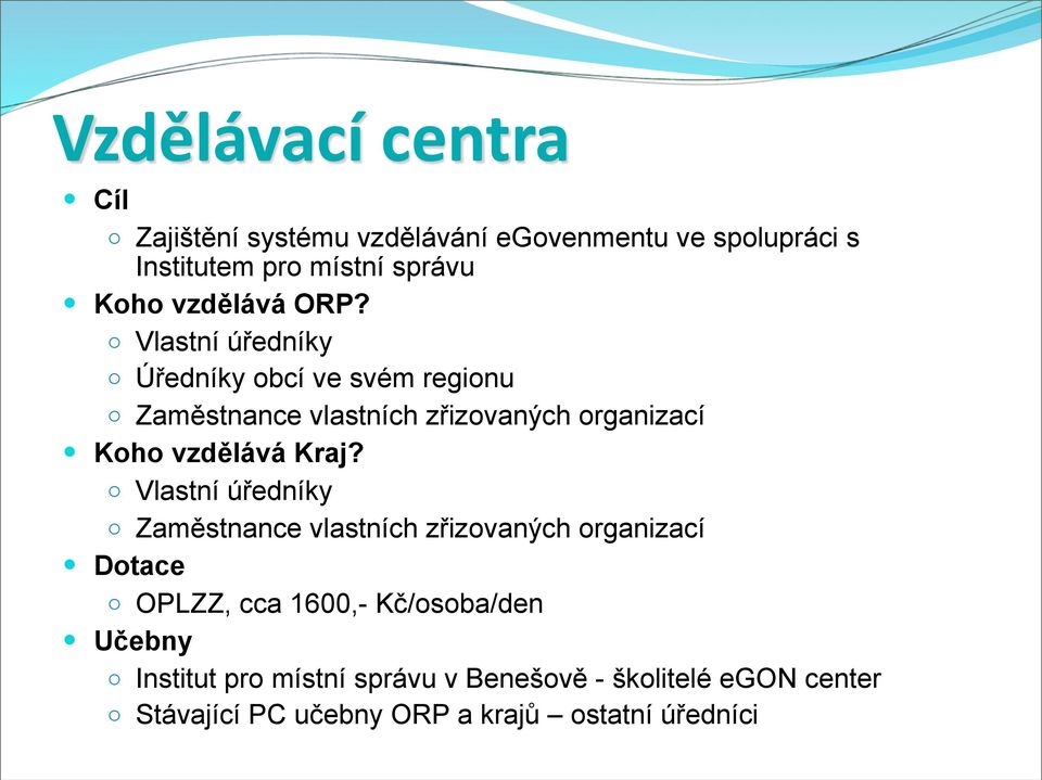 o Vlastní úředníky o Úředníky obcí ve svém regionu o Zaměstnance vlastních zřizovaných organizací Koho vzdělává Kraj?