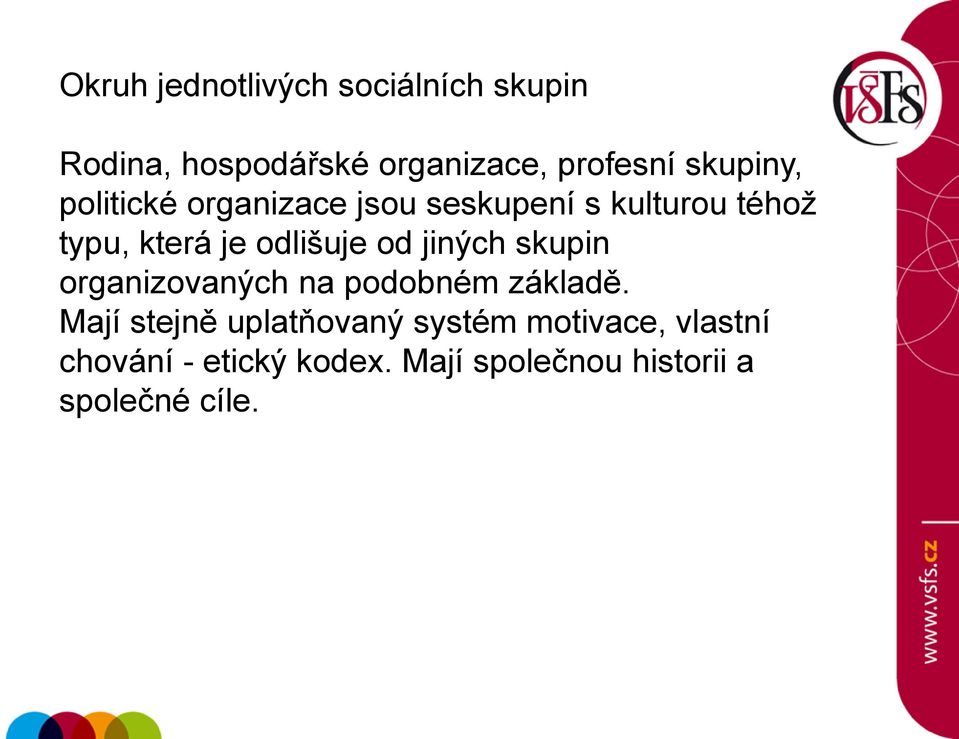 odlišuje od jiných skupin organizovaných na podobném základě.