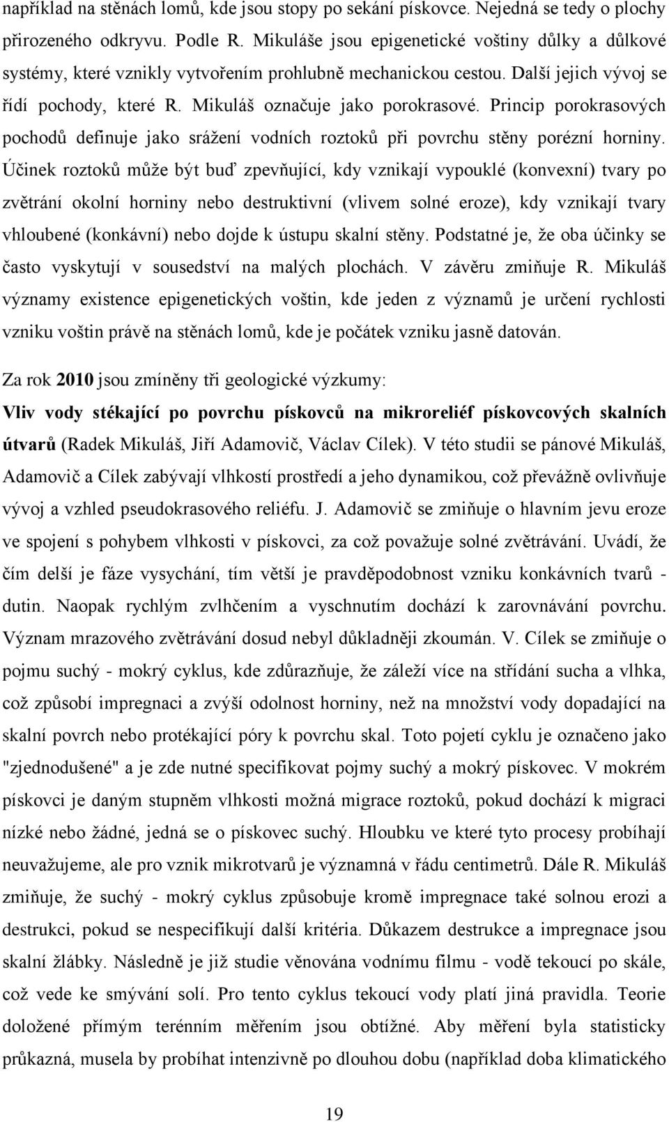 Princip porokrasových pochodů definuje jako srážení vodních roztoků při povrchu stěny porézní horniny.