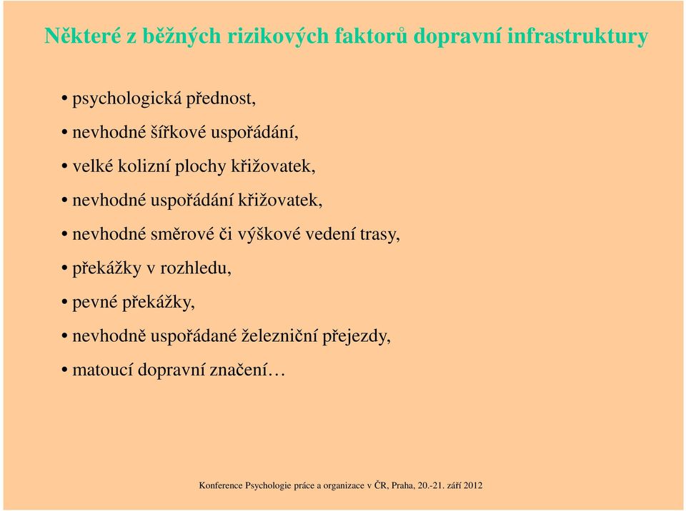 uspořádání křižovatek, nevhodné směrové či výškové vedení trasy, překážky v