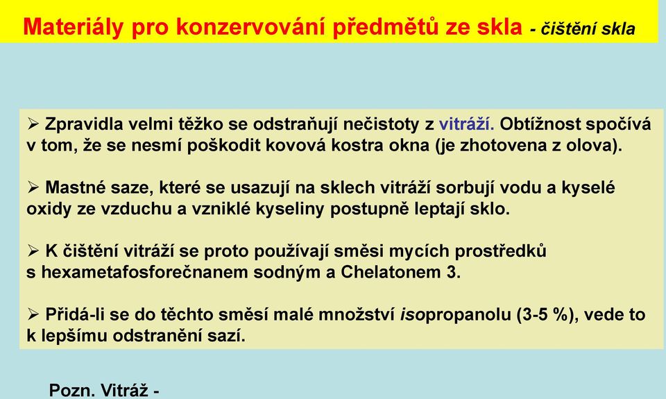 Mastné saze, které se usazují na sklech vitráží sorbují vodu a kyselé oxidy ze vzduchu a vzniklé kyseliny postupně leptají sklo.