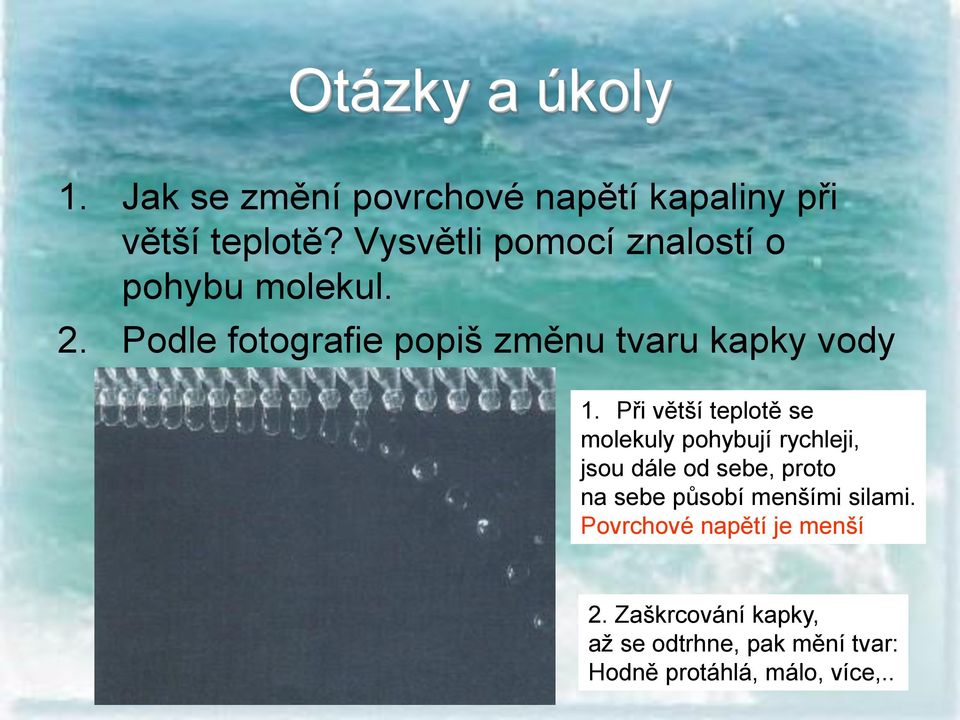 Při větší teplotě se molekuly pohybují rychleji, jsou dále od sebe, proto na sebe působí