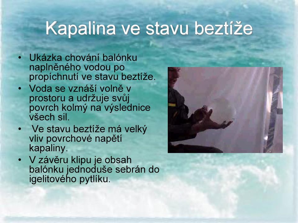 Voda se vznáší volně v prostoru a udržuje svůj povrch kolmý na výslednice