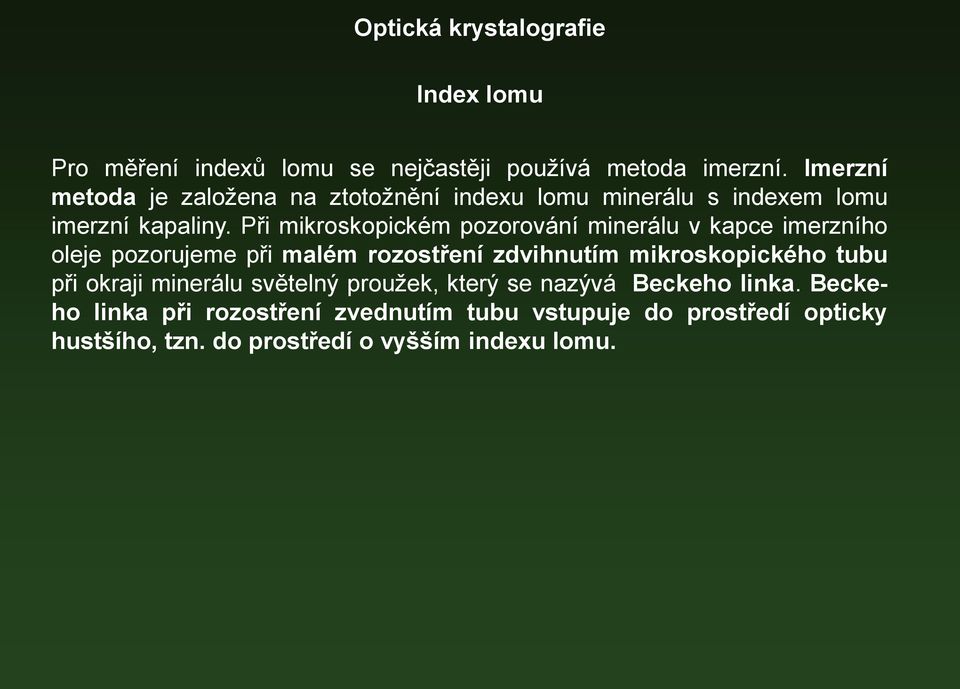 Při mikroskopickém pozorování minerálu v kapce imerzního oleje pozorujeme při malém rozostření zdvihnutím mikroskopického tubu