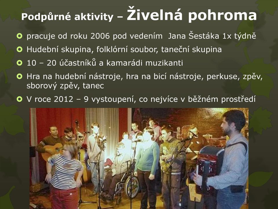 účastníků a kamarádi muzikanti Hra na hudební nástroje, hra na bicí nástroje,