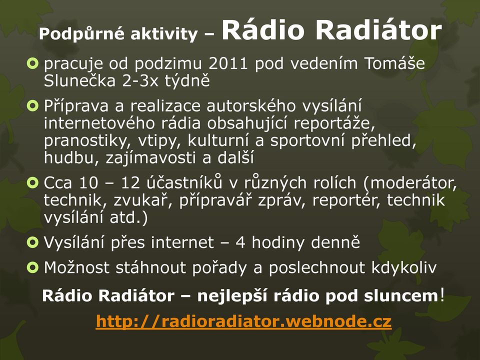 10 12 účastníků v různých rolích (moderátor, technik, zvukař, přípravář zpráv, reportér, technik vysílání atd.