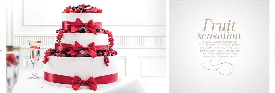 Tento svěží šťavnatý třípatrový svatební dort je z části obalen bílým