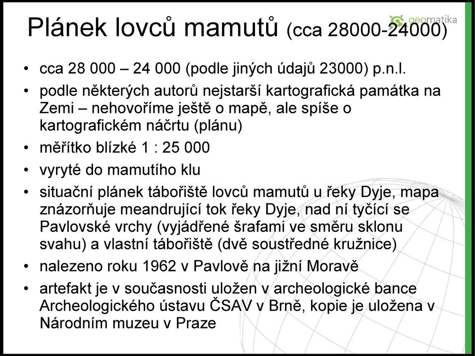 znázorňuje meandrující tok řeky Dyje, nad ní tyčící se Pavlovské vrchy (vyjádřené šrafami ve směru sklonu svahu) a vlastní tábořiště (dvě soustředné kružnice)