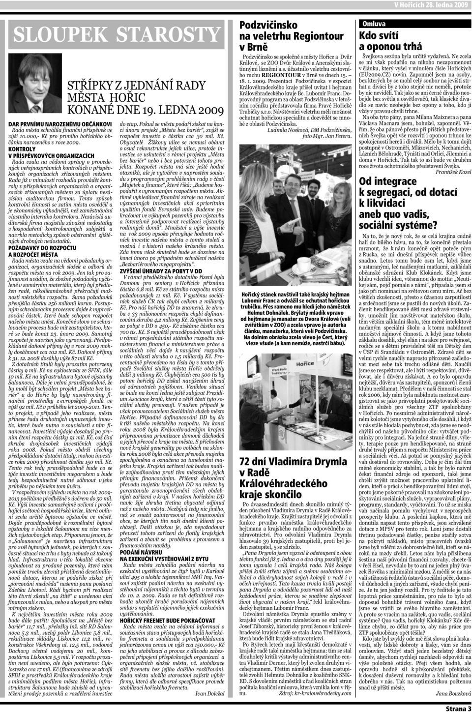 Přes rameno mu hledí jeho náměstek Helmut Dohnálek.