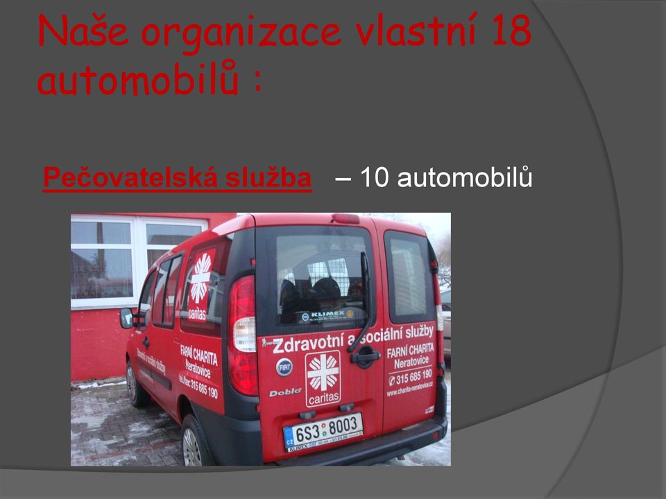 automobilů :