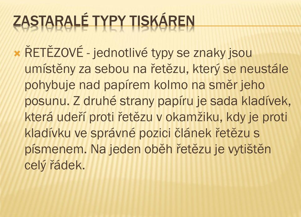 Z druhé strany papíru je sada kladívek, která udeří proti řetězu v okamžiku, kdy je