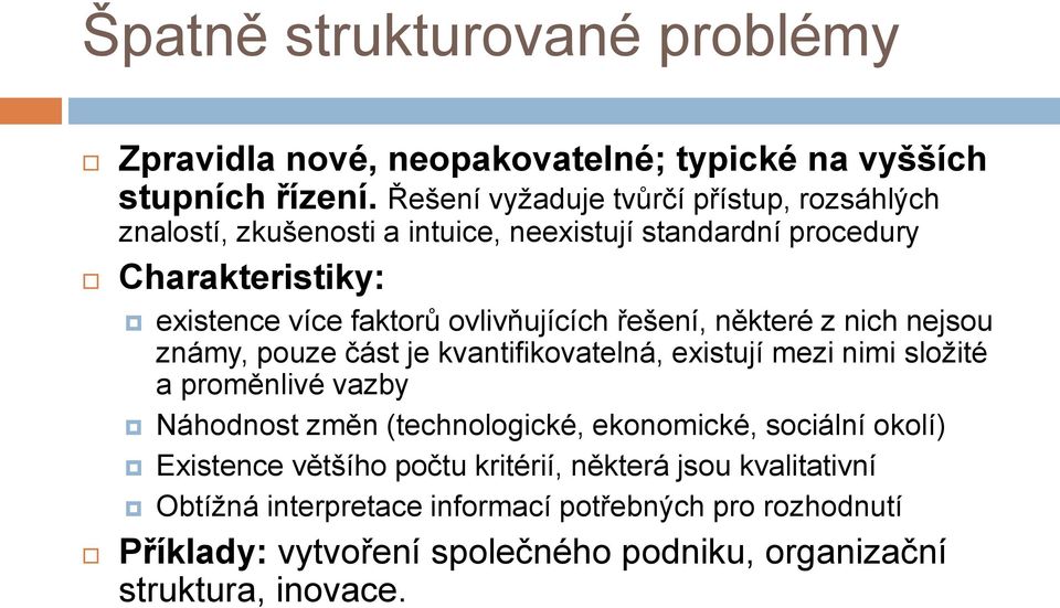 ovlivňujících řešení, některé z nich nejsou známy, pouze část je kvantifikovatelná, existují mezi nimi složité a proměnlivé vazby Náhodnost změn