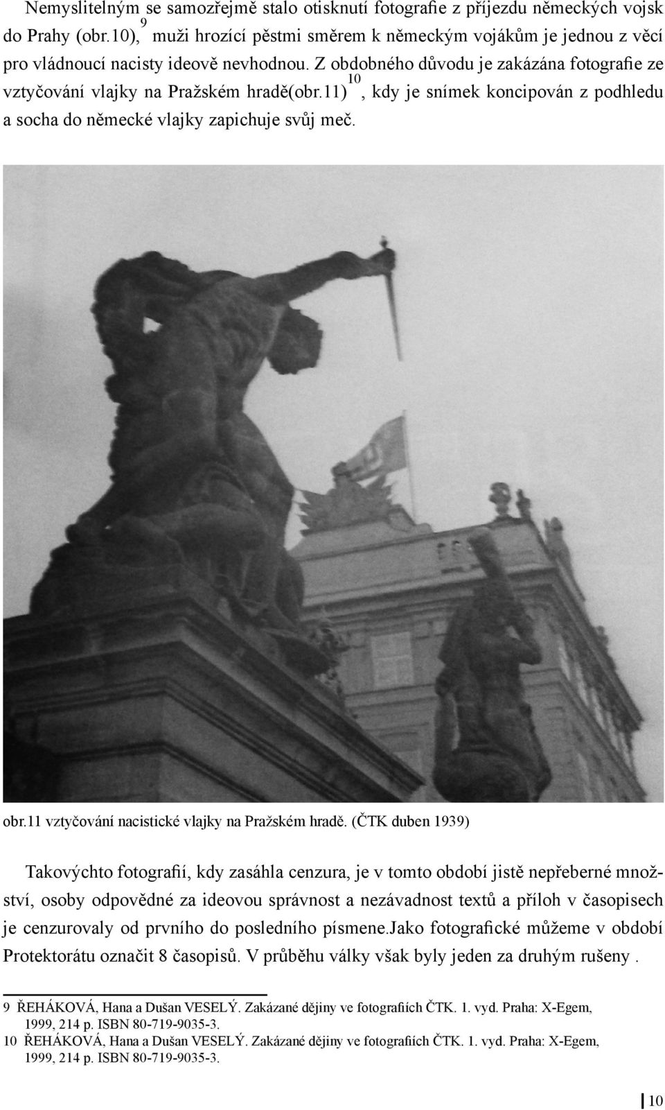 11), kdy je snímek koncipován z podhledu a socha do německé vlajky zapichuje svůj meč. obr.11 vztyčování nacistické vlajky na Pražském hradě.