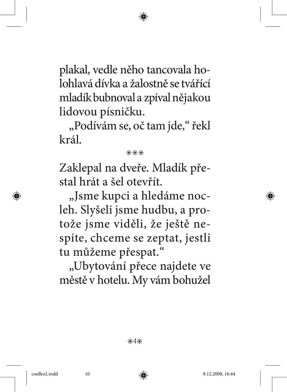 Mladík přestal hrát a šel otevřít. Jsme kupci a hledáme nocleh.