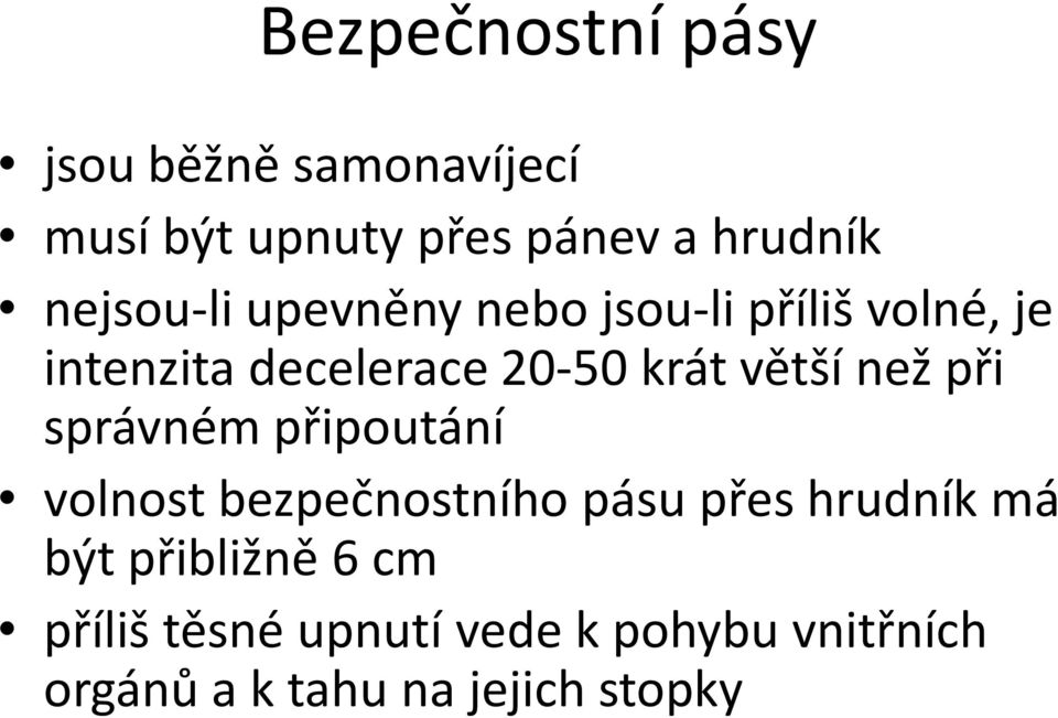 větší než při správném připoutání volnost bezpečnostního pásu přes hrudník má být