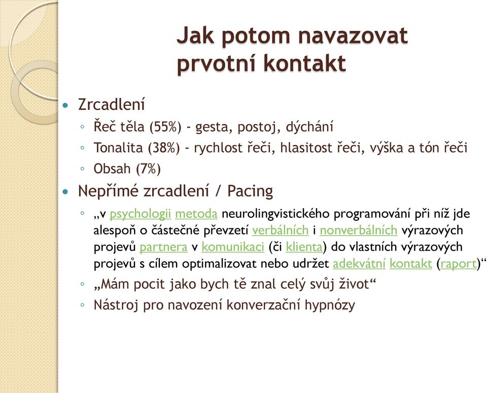 částečné převzetí verbálních i nonverbálních výrazových projevů partnera v komunikaci (či klienta) do vlastních výrazových projevů s