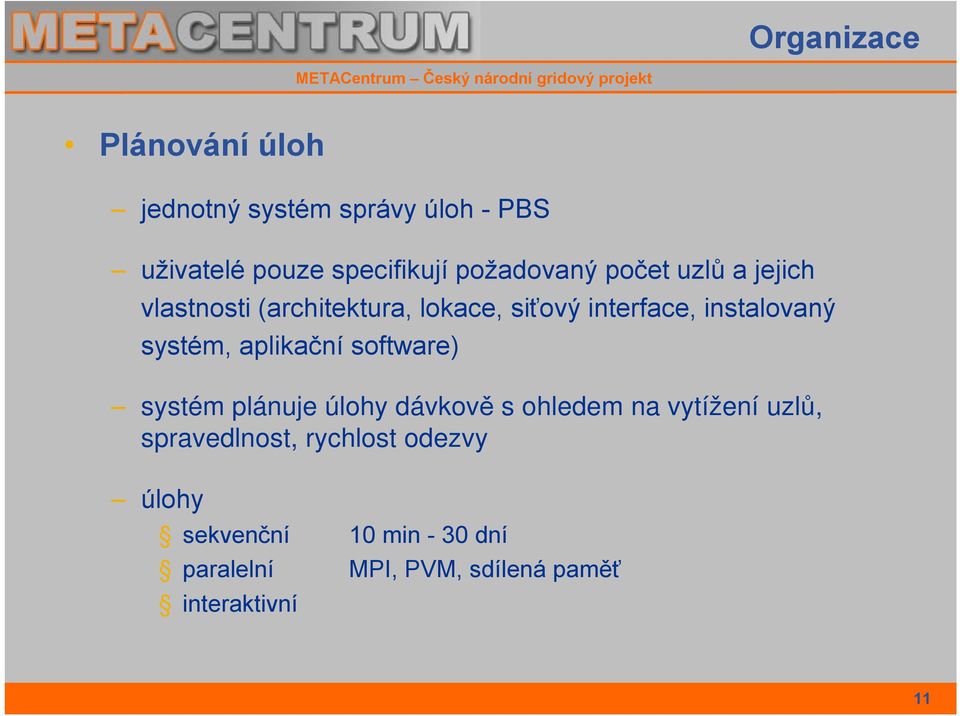 systém, aplikační software) systém plánuje úlohy dávkově s ohledem na vytížení uzlů,