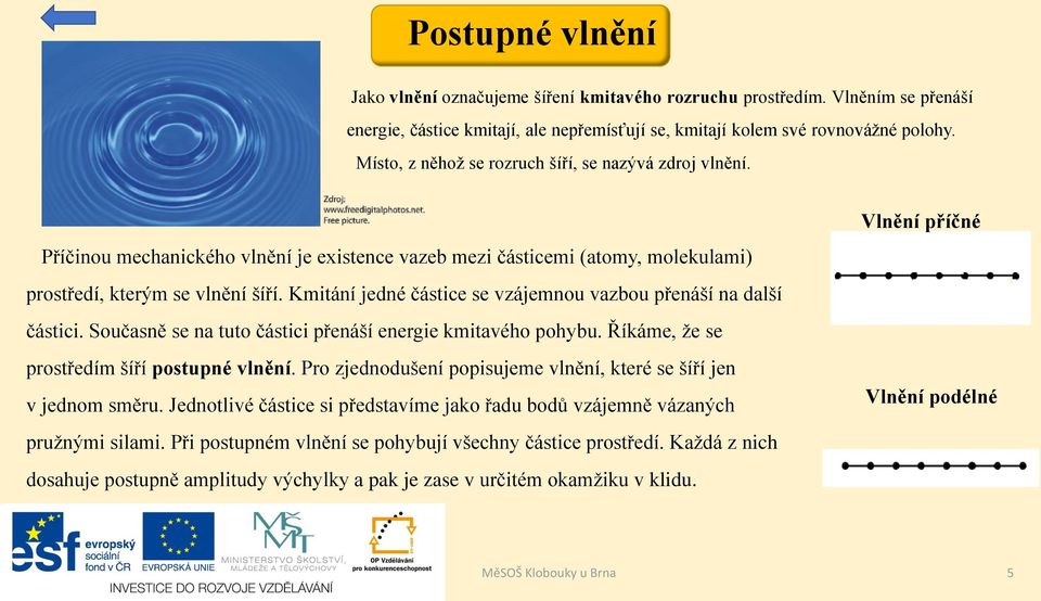 Kmitání jedné částice se vzájemnou vazbou přenáší na další částici. Současně se na tuto částici přenáší energie kmitavého pohybu. Říkáme, že se prostředím šíří postupné vlnění.