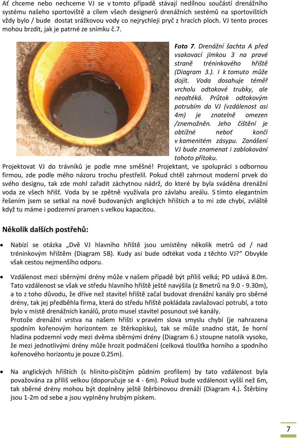 Drenážní šachta A před vsakovací jímkou 3 na pravé straně tréninkového hřiště (Diagram 3.). I k tomuto může dojít. Voda dosahuje téměř vrcholu odtokové trubky, ale neodtéká.